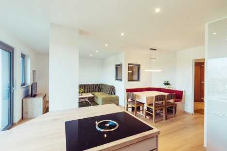 Wohnzimmer mit herrlicher Aussicht - Ferienwohnung Pension Stern - Aldein