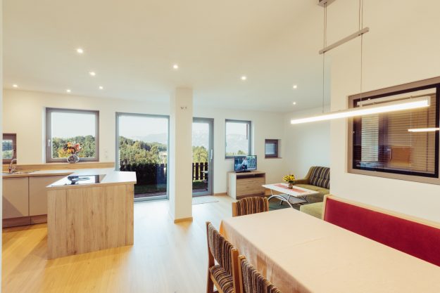 Wohnzimmer mit herrlicher Aussicht - Ferienwohnung Pension Stern - Aldein