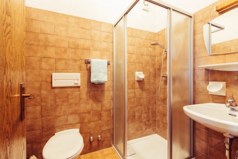 Bad in der Pension Stern in Aldein mit Zimmer und Ferienwohnungen