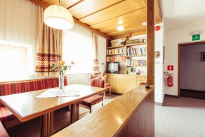 Aufenthaltsraum in der Pension Stern in Aldein mit Zimmer und Ferienwohnungen